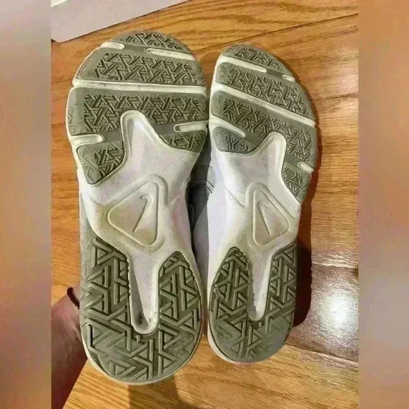 Nike Legend Essential 2, size 8.5 - Picture 3 of 9